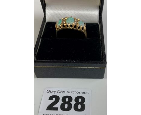 18k gold and opal 3 stone ring, size Q, w: 3.2 gms