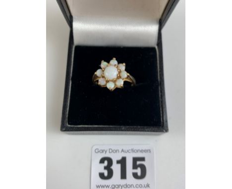 9k gold and opal cluster ring, size O, w: 3.4 gms