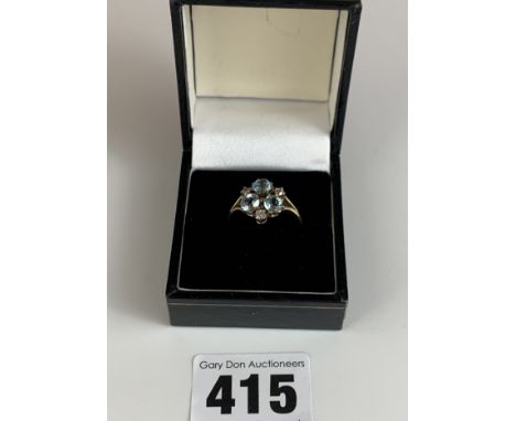 9k gold ring with light blue stones, size O, w: 4.2 gms