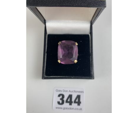 9k gold ring with large purple stone, size K, w: 9 gms