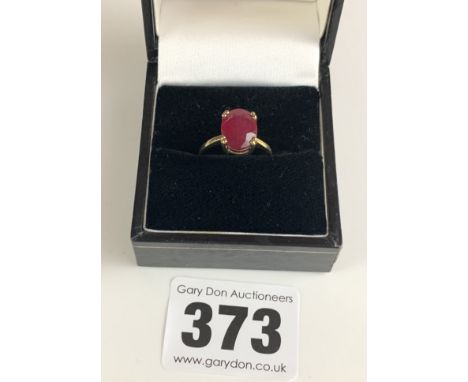 10k gold ring with red stone, size K, w: 2.2 gms