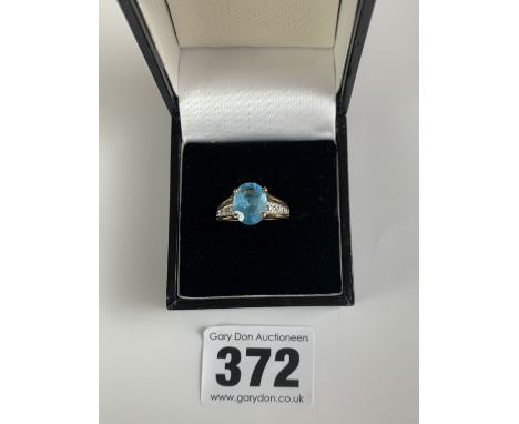 9k gold ring with blue stone, size K/L, w: 3 gms