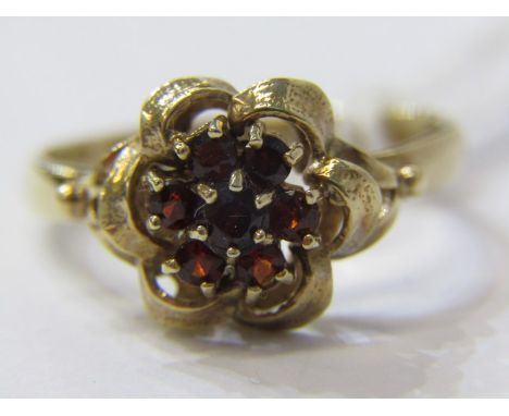 9ct YELLOW GOLD GARNET CLUSTER RING, floral design, size R 