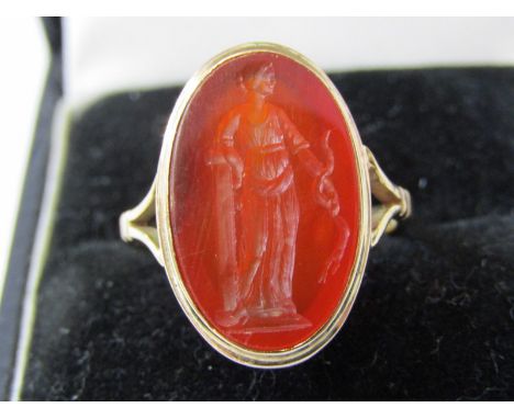 VINTAGE 9ct YELLOW GOLD RING with intaglio carved carnelian stone depicting Greco Roman Goddess figure, size M/N 