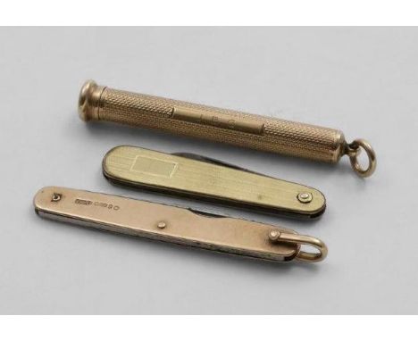 A 9 CT. GOLD TELESCOPIC PEN/PENCIL with slide action, engine turned and with inscription dated 1923, 7 cms, a 9 ct. gold moun