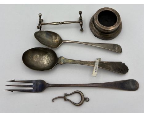 Hallmarked silver to include button hook, spoon, fork, knife rest etc. Weighable silver 95gm.