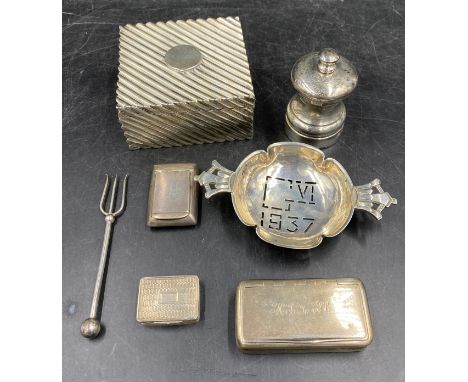 Collection of silver items to include : ribbed silver wood lined box 9cm x 8.5cm x 4.5cm, R. E. Stone London 1936 tea straine