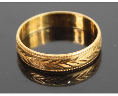 An 18ct gold wheat-ear carved wedding band, 1.9g, size K