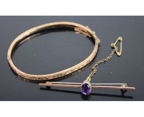 A 9ct gold and engraved hinge bangle 4.9g, dia. 6.4cm, together with a 9ct gold amethyst bar brooch, having steel pin 6.3cm, 