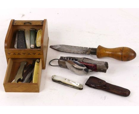 A collection of knives, to include antler handled pocket knife, mother of pearl handled fruit knives, and Swiss army knife