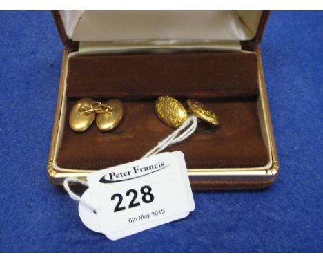 A pair of fifteen carat gold engraved foliate design oval chain link cufflinks. (2) CONDITION REPORT: 8.9g