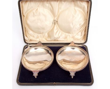 Cased pair of George V shallow footed bowls, each of polished circular form with pierced galleries and applied side handles w