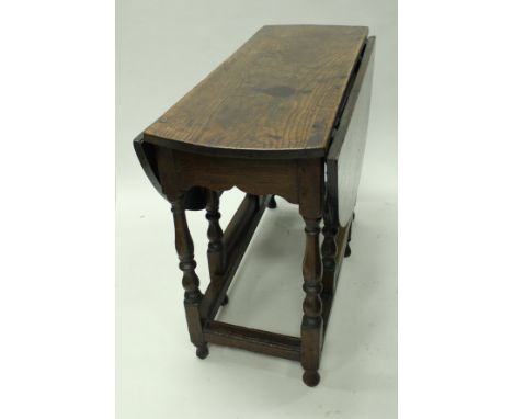 A oak drop leaf gate leg table, 95 cm x 108 cm open