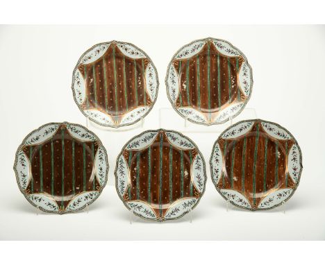 Set of five scalloped flat plates, Chinese export porcelain, polychrome and gilt decoration on a brown background «Night», Qi