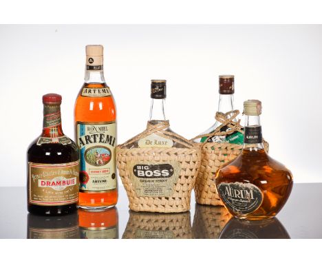 RON MIEL ARTEMI
Canary Island Honey Rum. 1 L, 22% volume.
BIG BOSS CASHEW FENNY
Goan Liqueur. 750ml, 25 U.P.
AURUM
Orange Liq