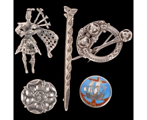 Various silver jewellery, including Joseph Leton Celtic triquetra long brooch, sterling bagpiper brooch, etc, largest 74.1mm,