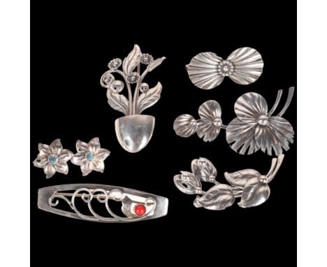 6 Danish silver floral brooches, makers include Hermann Siersbol and Bernhard Hertz, largest 53.8mm, 31.1g total (6) . Condit
