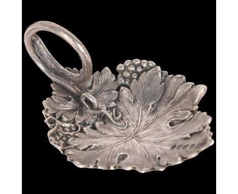 A fine quality George IV cast silver 'Grapevine' tea caddy spoon, Mary Ann &amp; Charles Reilly, London 1828, realistically m