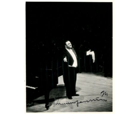TENORS: Luciano Pavarotti (1935-2007) Italian Tenor. Signed 8 x 10 photograph, the image depicting the singer standing in a f