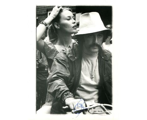 PACINO AL: (1940-&nbsp;&nbsp;&nbsp;&nbsp; ) American actor, Academy Award winner. Signed 7 x 9.5 photograph of Pacino in a ha