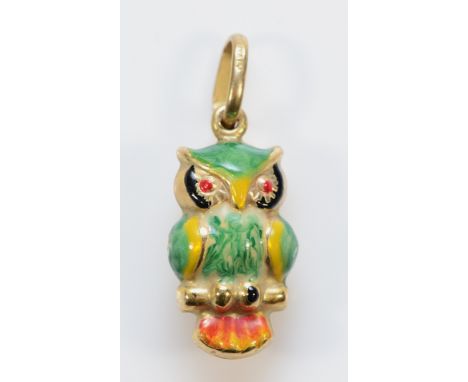 A 9ct gold and enamel owl charm, 17mm, 1.3g