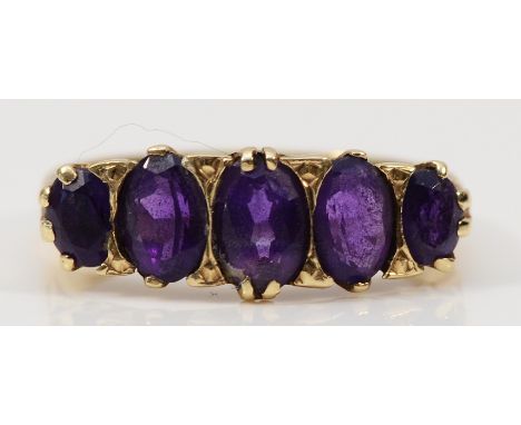 A 9ct gold amethyst five stone carved claw ring, S, 4.9g