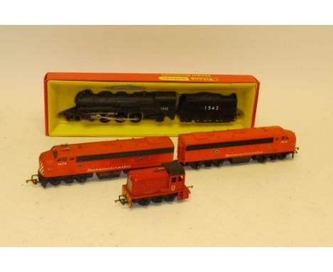 Triang/Hornby OO Gauge Transcontinental Series Locomotives, comprising 4-6-2 locomotive no 1542 in black with LNER-style tend