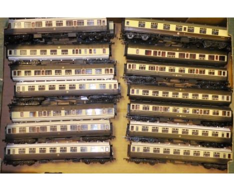 Unboxed Bachmann and Mainline OO Gauge GWR Coaching Stock, comprising 5 with Great (crest) Western insignia and 5 with GWR ro