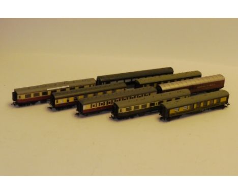 Hornby Airfix and Hornby Dublo 00 Gauge Coaches Hornby, blood and custard Gresley Master Cutler corridor, Paddington-Wales Co