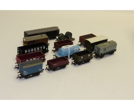 Tri-ang and Tri-ang Hornby 00 Gauge Wagons, Tri-ang, T/H and early Hornby wagons, including Roberts Hoppers, Grain wagons, Bo