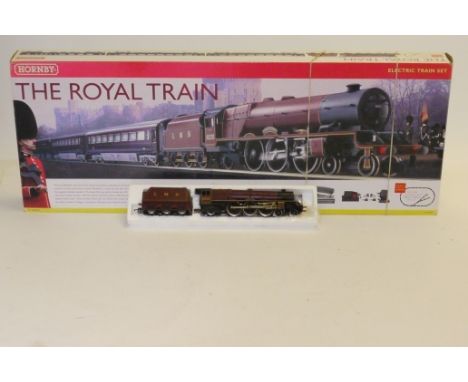 Hornby ( China and Margate) R1057 Royal Train Set and separate Locomotive, Set comprising, Tender ( no locomotive) three Roya