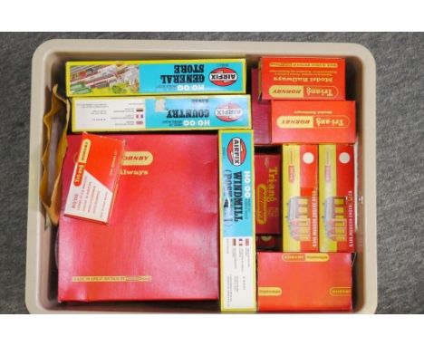 Tri-ang and Hornby 00 Gauge Lineside Accessories and Superquick unmade kits and other items, Tri-ang R76 Engine Shed, R146 Mo