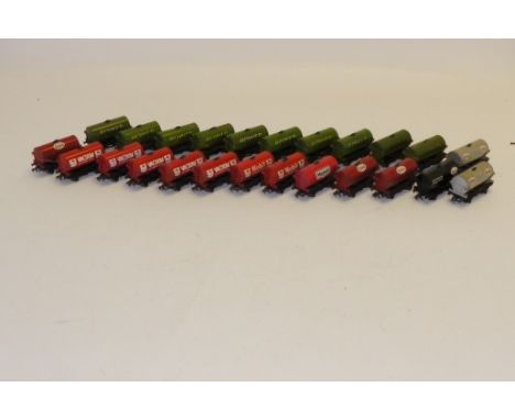 Hornby Dublo 00 Gauge 3-Rail Tank Wagons, comprising Power (10), Vacuum Mobilgas (5) Mobil (3) Esso red (3), black (1) and si