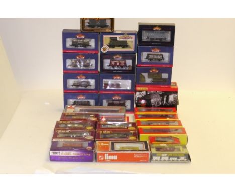 Various makers 00 Gauge goods Rolling Stock, Hornby including 3xPO Wagon Set (9), Bachmann (11), Lima short Parcels coach and