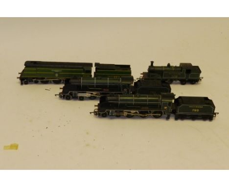 Hornby OO Gauge Southern Railway Steam Locomotives and Tenders, comprising two SR no 795 'Sir Dinadan's (one gloss, one matt 