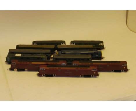 Triang/Hornby OO Gauge BR Main Line Diesel Locomotives, comprising 3 red 'Western Courier' locomotives, 2 green 'Hymek's, gre