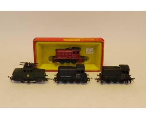Boxed Triang/Hornby OO Gauge Diesel and Electric Shunting Locomotives, including R254 steeple-cab locomotive in green, with t
