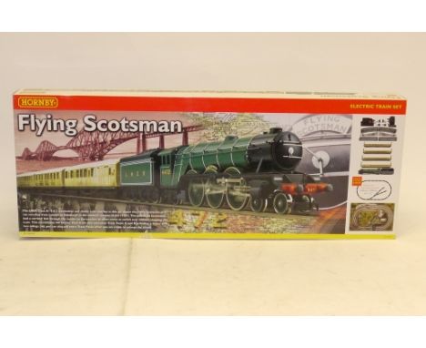 Hornby (China) 00 Gauge R1039 Flying Scotsman Train Set, comprising LNER green 4472 'Flying Scotsman', four Teak style coache