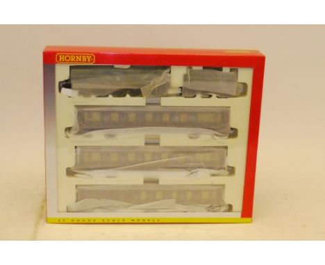 Hornby (China) 00 Gauge Matched Train Series R2279M The Thanet Belle Train Pack, comprising BR green Battle of Britain class 