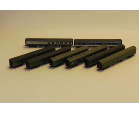 Bachmann BR SR  and other coaches,  unboxed BR green including Rest Car, Buffet Car and full Parcels (6), BR blue/grey Rest C