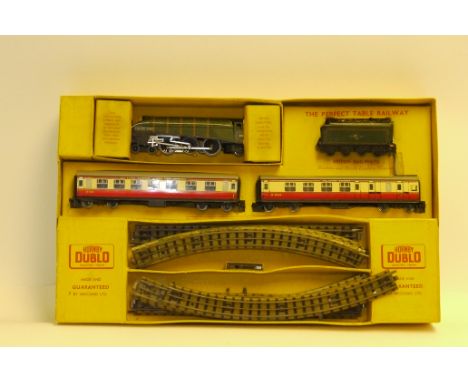 Hornby Dublo 00 Gauge 3-Rail EDP15 Passenger Train Set,  comprising BR green 'Silver King' Locomotive and Tender, two BR crim