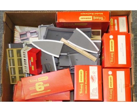 Tri-ang Hornby 00 Gauge Super 4 and System 6 Station Sets, Canopies Platforms etc, including R582A, R1, R688, R464, R460 (2),