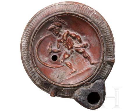 Öllampe aus Ton mit Hopliten, römisch, 3. Viertel 1. Jhdt. n. Chr.  Grifflose Lampe der Form Loeschke VIII. Im Spiegel ein na