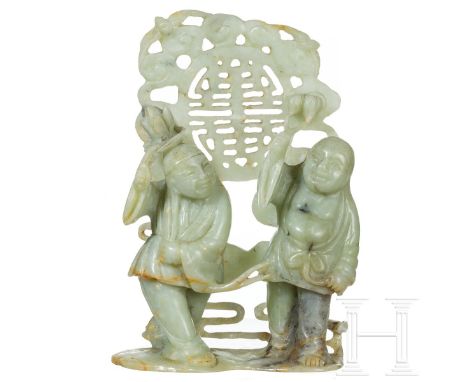 Figürliche Jadeschnitzerei mit Glückssymbol, China, 20. Jhdt.  Aus seladon-grüner Jade geschnittene Figur eines Mädchens und 