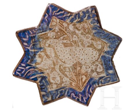 Sternfliese, Iran, Kaschan (Persien), 13. - 14. Jhdt.  Sternförmige Fliese, goldbraun und blau glasiert. Zentral im Bildfeld 
