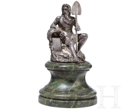 Tischdekoration mit Gottheit, um 1880  Vollplastisch gearbeitete, auf einem Felsen sitzende Gottheit (wohl Neptun/Poseidon). 