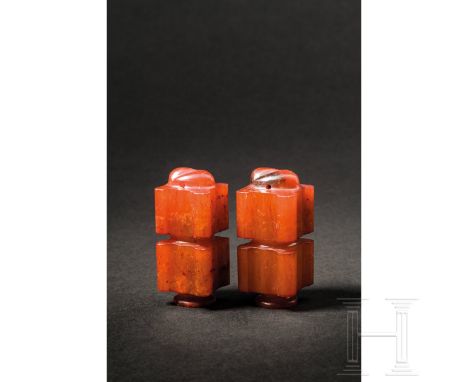 Zwei Jade-Kongs mit Zikaden-Dekor, China, 20. Jhdt.   Auf einem runden Fuß. Quadratische Grundform mit abgerundeten Ecken und