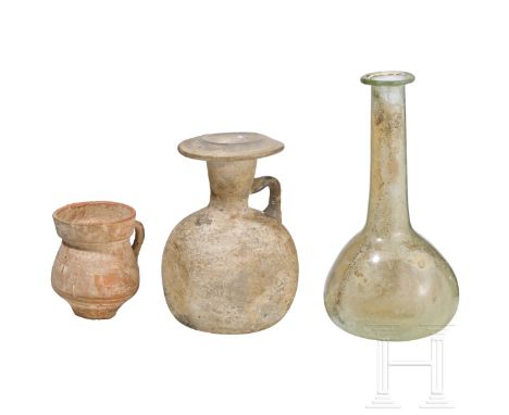 Zwei Gläser und kleines Tongefäß, römisch, 2. - 3. Jhdt.  1) Glasfläschchen mit annähernd quadratischem Korpus, langem, schma