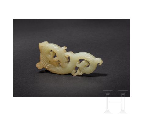 Jadeit-Drachen-Anhänger, China, 20. Jhdt.   Seladonfarbener gravierter Anhänger. Durchbrochen in Form eines Drachen gearbeite