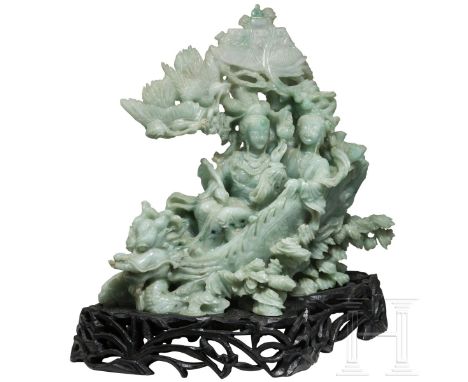 Jadeschnitzerei mit Drachenboot, China, 20. Jhdt.  Dunkelgrün gesprenkelte Jade. Feine, stellenweise durchbrochene Schnitzere